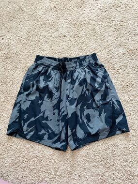 Under Armour Men's Gray & Black Camo Athletic Shorts
